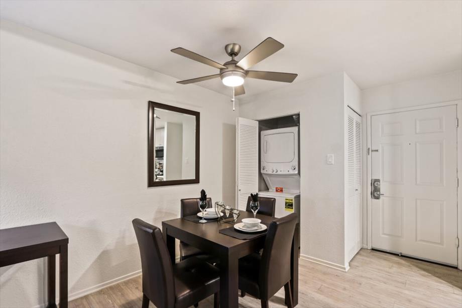 Universal City Los Angeles Apartments Dining Room