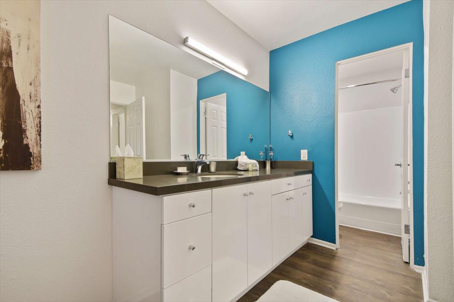 Universal City Los Angeles Apartments Bathroom